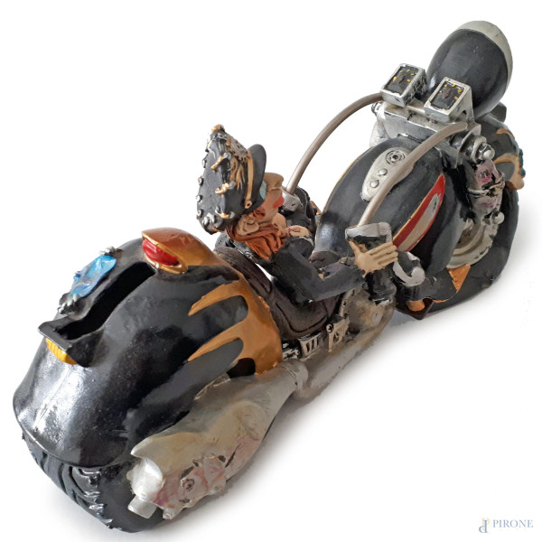 Dark Metal Art, Motociclista su Harley Davidson, resina policroma, cm 13x29