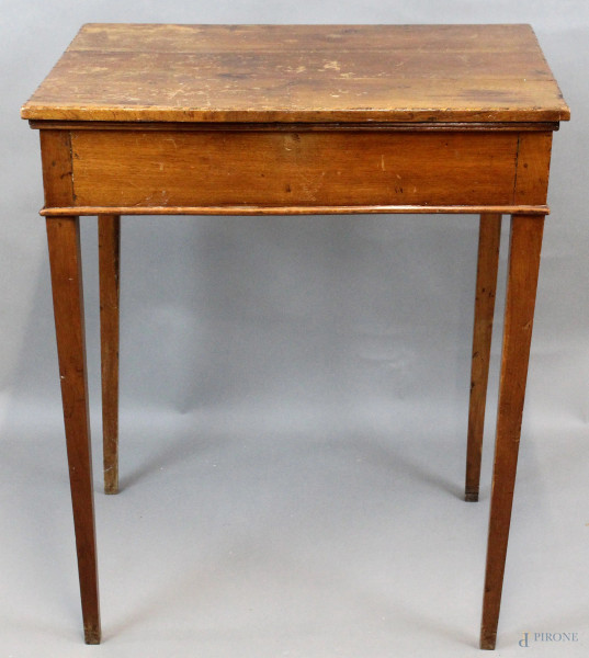 Tavolino in noce, piano a ribalta con profili intarsiati, gambe troncopiramidali, altezza cm. 78x67,5x51, XIX secolo, (difetti e restauri).