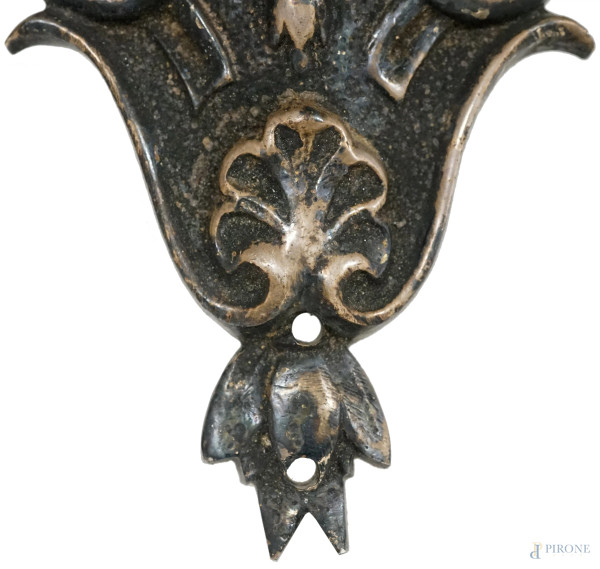 Coppia di applique in metallo brunito a due fuochi, XX secolo, cm 18,5