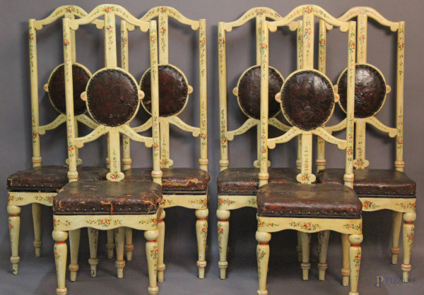 Lotto composto da sei sedie in legno laccato con particolari dipinti a fiori, seduta e schienale in pelle, XIX sec.