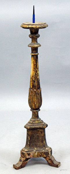 Torciere in legno intagliato e dorato, fusto a balaustro, base a tripode, fine XVIII secolo, alt. cm 74, (difetti).