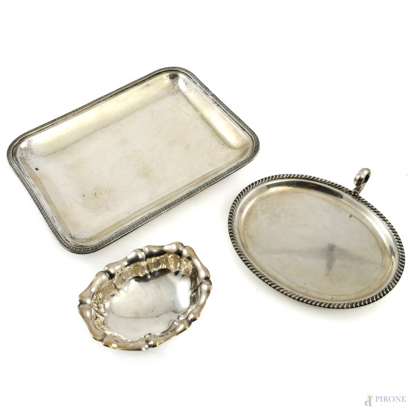 Lotto di due vassoietti  e un centrino in argento 800/000, misure massime cm 3,5x22,5x17,5, peso complessivo gr 520