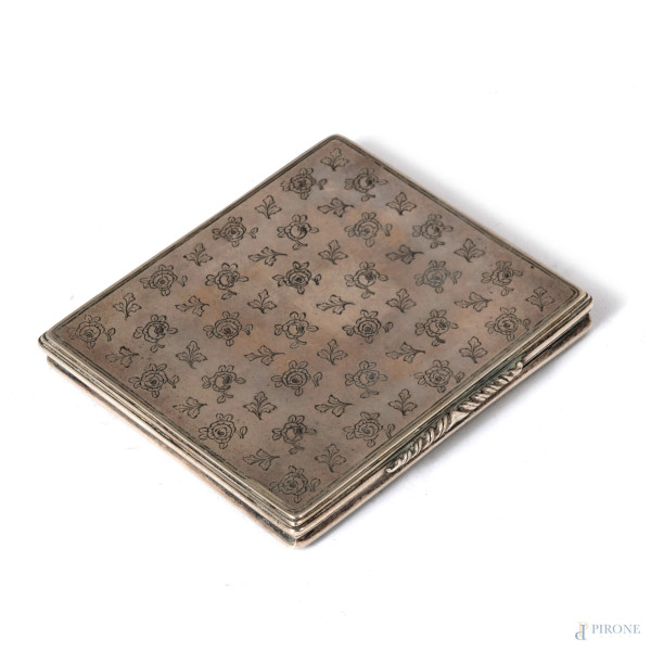 Portasigarette in argento Buccellati con firma e dedica a graffio 'A Gian da Brera, il suo Gabriele D'Annunzio' in data 'giungo 1922', cm 8x8,5, peso gr 130