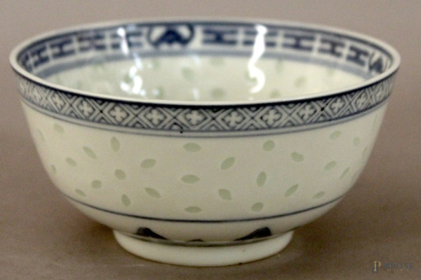 Ciotola in porcellana bianco blu, altezza 6 cm, diametro 11,5 cm, Cina XX secolo.