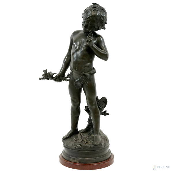 Fanciullo con coppia di colombe, scultura in bronzo brunito, cm h 78, firmato Aug. Moreau, base circolare in marmo.