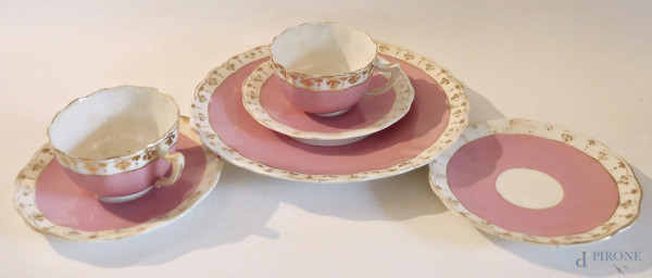 Lotto  composto da tre piattini, due tazze da the e un piatto in porcellana decorata in oro, datato 1964