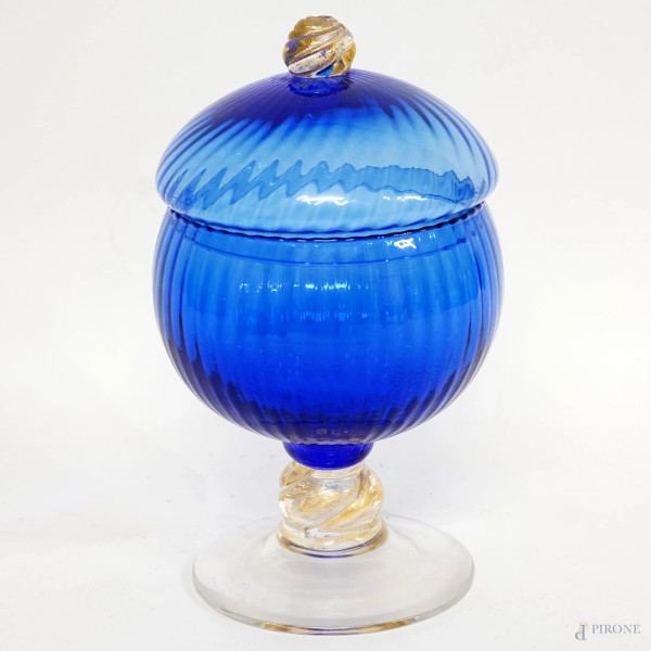Porta bon bon in vetro blu con decori intagliati a spicchio, presa dorata spiraliforme, XX secolo, altezza cm 24