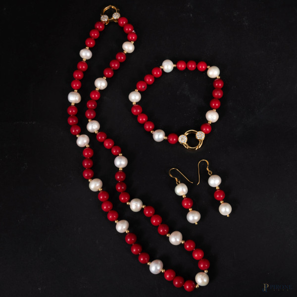 Parure con perle, argento e corallo, lunghezza collana cm 56; lunghezza bracciale cm 21,5