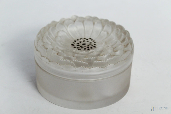 Scatola in cristallo, cm 5 x 12, con coperchio a forma di anemone, cm 8 x 14, marcata Lalique.