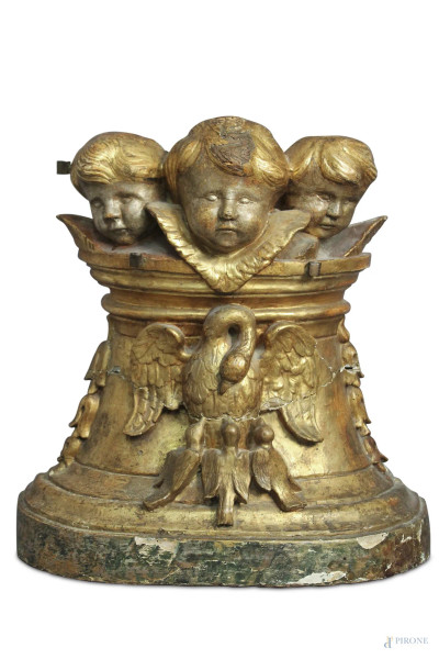 Base in legno intagliato e dorato, parte superiore con tre testine di cherubini e parte inferiore con cigni a rilievo, Roma XVIII sec., H 53 cm.