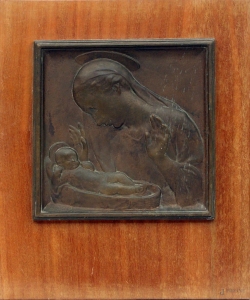 Maternit&#224;, bassorilievo di linea quadrata in bronzo, XIX sec., cm 20 x 20, firmato Mistruzzi.