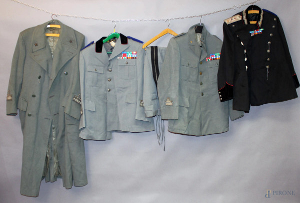 Lotto composto da tre giacche militari ed un cappotto.