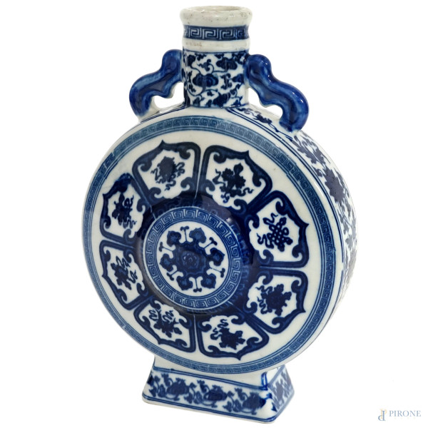 Fiasca in porcellana bianca e blu con decori a chinoiserie, XX secolo, altezza cm 23,5