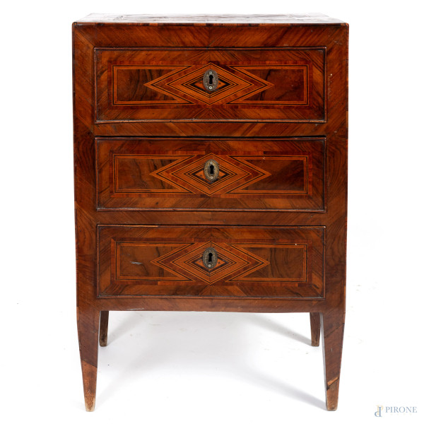 Comodino a tre cassetti stile Luigi XVI in legno impiallacciato in varie essenze, XIX secolo, cm 81,5x53x36,5, (segni di usura, scalfiture, difetti, parti sostituite)