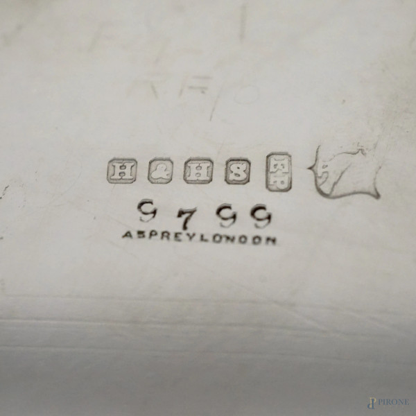 Lotto composto da una coppia di candelieri e un portavivande con coperchio in metallo argentato, ...