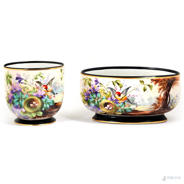 Lotto di due portavasi in porcellana con decori floreali e scene di paesaggio, XX secolo, misure massime cm 20x33x20, (segni di usura, difetti)