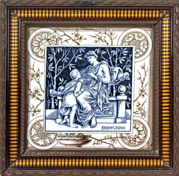 Placca in maiolica applicata su tavola con decoro raffigurante allegoria della conoscenza,  cm 14,5x14,5, XX secolo, entro cornice.
