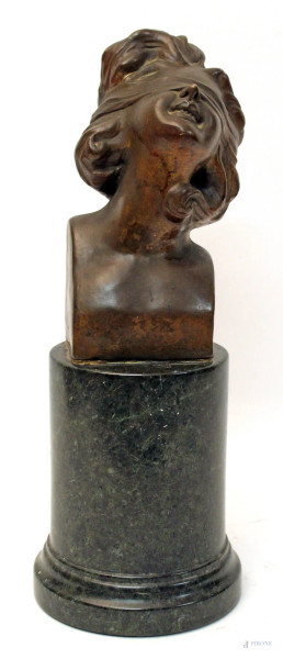 Dea bendata, scultura in bronzo poggiante su base in marmo, H 21 cm senza base .