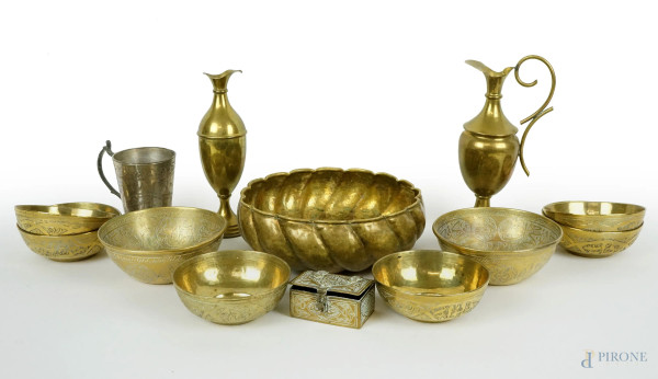 Lotto di vari oggetti in ottone e metallo, manifatture diverse, alt.max cm 20, XX secolo.