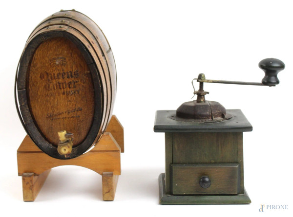 Lotto di una piccola botte ed un macinino da caff&#232; in legno, altezza max cm. 25x21x14, XX secolo.