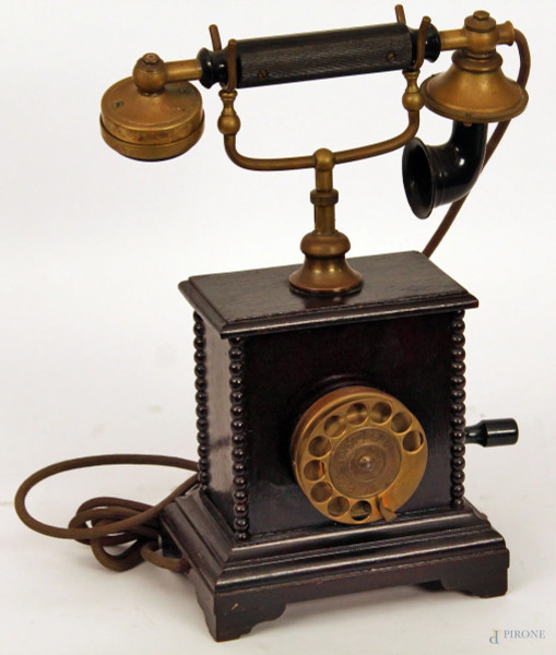 Vecchio telefono con cassa in legno