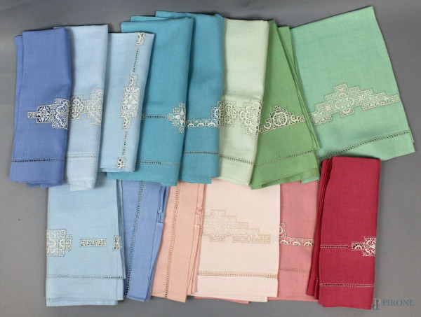 Lotto di 14 asciugamani in lino ricamato, colori diversi, prima metà XX secolo