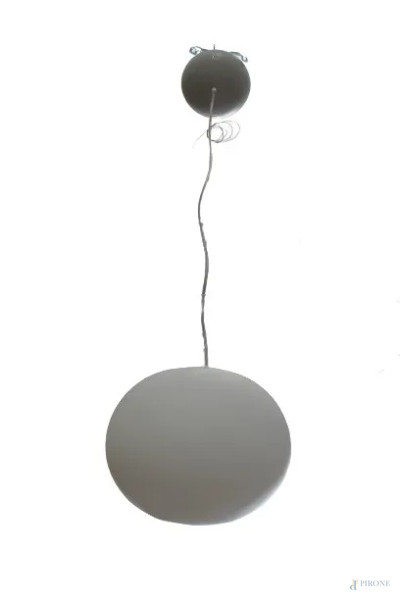 Flos, lampadario bianco a sospensione di forma globulare.