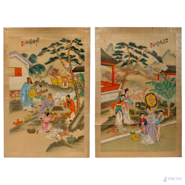 Lotto di due stampe cinesi rappresentanti scene tradizionali, cm 60x40, (piegature, tracce di umidità, difetti)