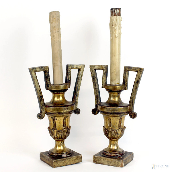 Coppia di lampade da tavolo su basi in legno dorato, XIX secolo, cm h 42, (difetti).