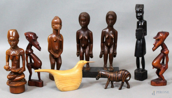 Otto sculture africane in legno, raffiguranti personaggi ed animali, altezza max cm. 33.
