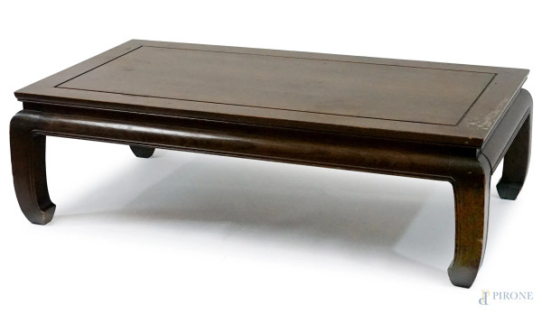 Tavolo basso in teak, Cina, XX secolo, piano rettangolare poggiante su quattro gambe arcuate, cm h 39x130x69, (difetti)