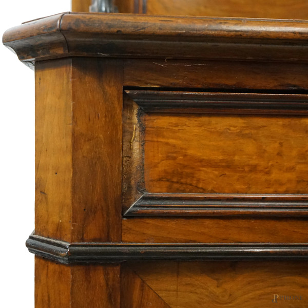 Piattaia in legno impiallacciato, XIX-XX secolo, corpo inferiore a due cassetti e due sportelli s...