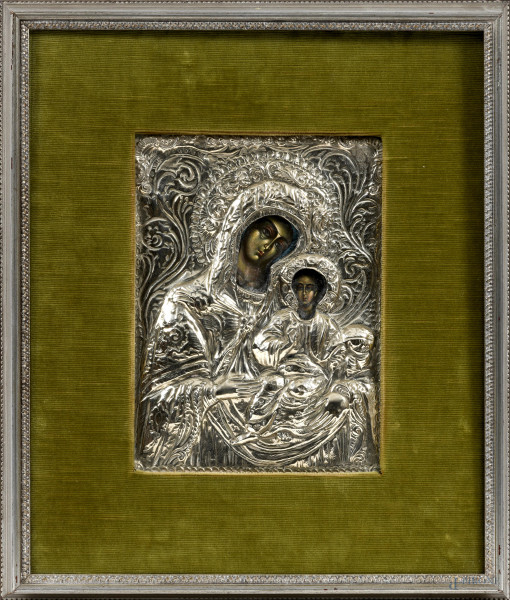 Icona rappresentante Madonna con Bambino, tempera su tavola con riza in metallo argentato, XIX-XX secolo, cm 27x20, entro cornice, (difetti)