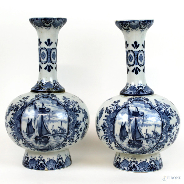 Coppia di vasi in porcellana bianca e blu a decoro di velieri e motivi floreali, cm h 31, marchio Delft alla base.