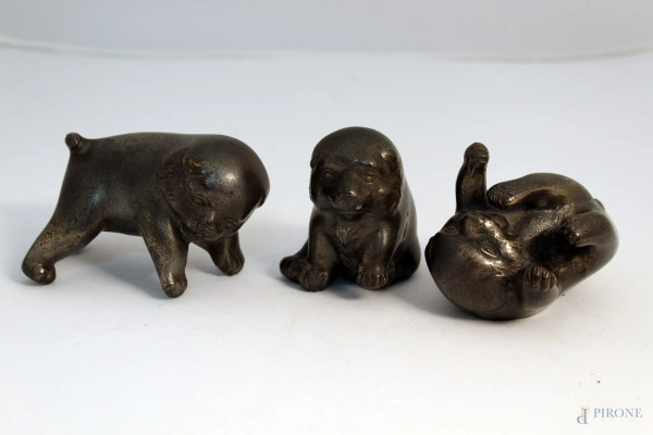 Lotto di tre cagnolini in bronzo, h. max 8 cm.
