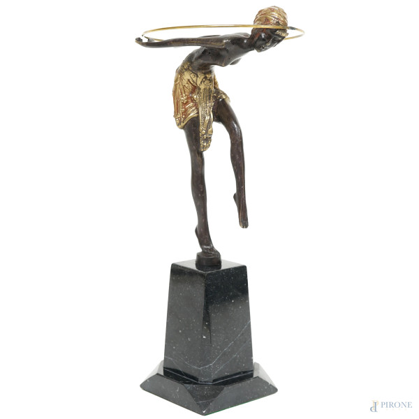 Scultura in bronzo brunito e dorato Hoop Dancer, da Demétre Haralamb Chiparus (Dorohoi, 1886 - Parigi, 1947), su piedistallo in onice, XX secolo, altezza cm 29