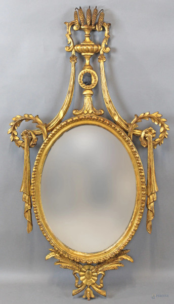Specchiera di linea ovale in legno intagliato e dorato, altezza cm.120x66, XX secolo