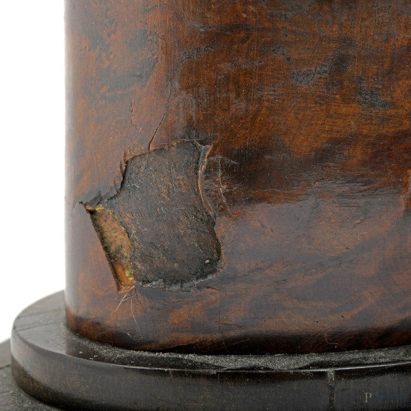 Scultura in antimonio patinato e dipinto raffigurante giovane donna seduta su una conchiglia stan...