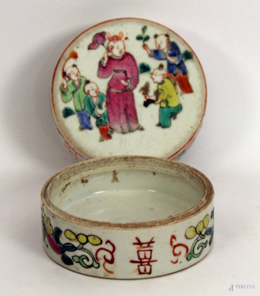 Scatolina in porcellana con decoro di figure, Cina XIX sec., diam. cm 12.