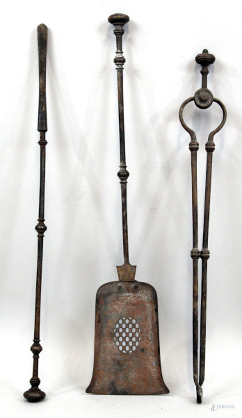 Lotto di tre accessori da camino in bronzo, composto da una paletta, un attizzatoio ed una pinza, misure max cm 73,5, XX secolo, (difetti).