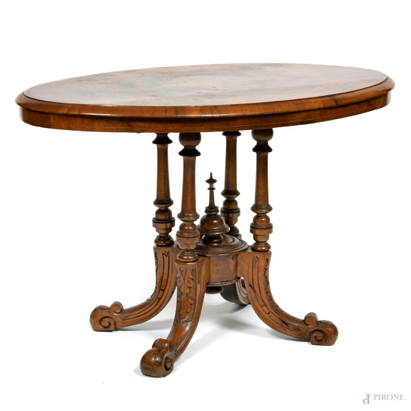 Tavolino con piano ovale in legno impiallacciato e intarsiato in varie essenze, XX secolo, cm 61x91x56, (segni di usura, graffi, scalfiture, difetti)