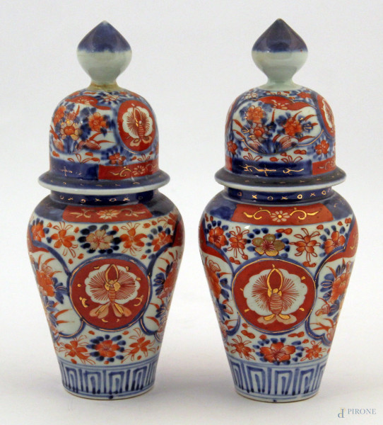 Coppia di vecchie potiche in porcellana Imari a decoro floreale, (difetti), h. 22 cm