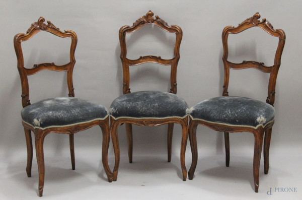 Lotto di tre sedioline in noce, periodo Luigi Filippo con particolari intagliati, sedile in velluto