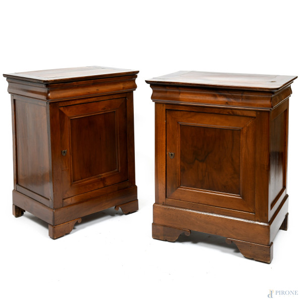Coppia di comodini in noce con vano a sportello e piedi a mensola, cm 88x 63x46, (segni di usura, graffi, difetti)
