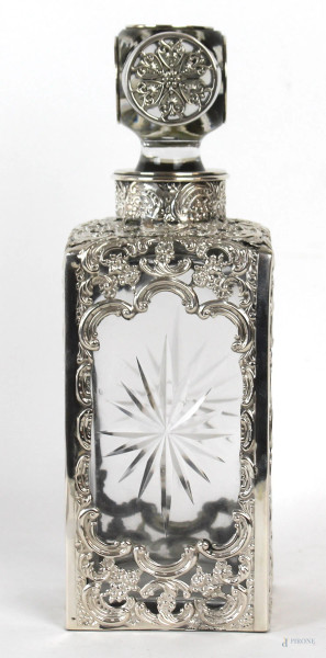 Bottiglia in cristallo controtagliato e argento, altezza cm 24, XX secolo