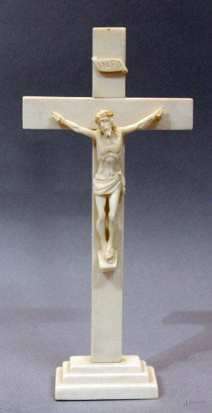 Croce in avorio, inizi XX sec., H. 17,5 cm.