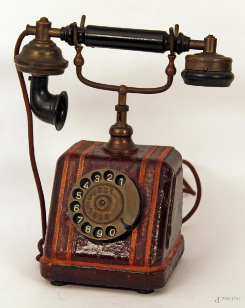 Vecchio telefono rivestito in pelle