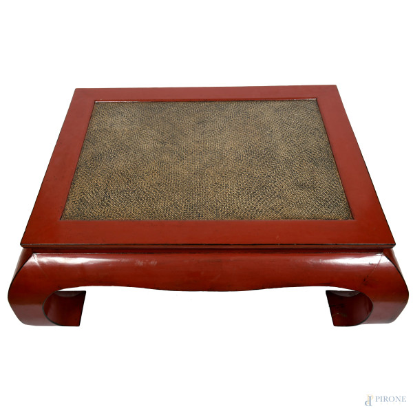 Tavolo basso in legno laccato rosso con piano in legno a finto rattan, XX secolo, cm 55x119x149, ...