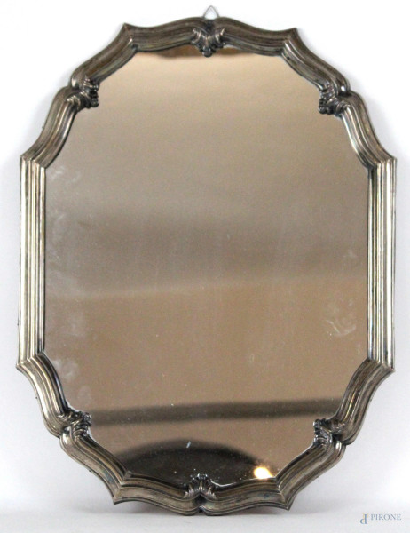 Vassoio a specchio con cornice mistilinea in argento, cm 37,5x50, XX secolo