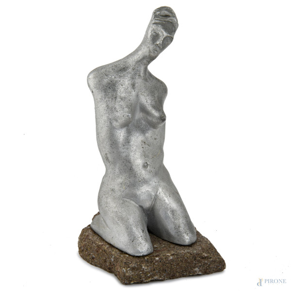 Nudo femminile in ginocchio, XX secolo, metallo argentato su base in marmo, altezza cm 20, (difetti)